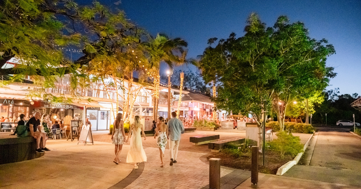 noosa junction at night
