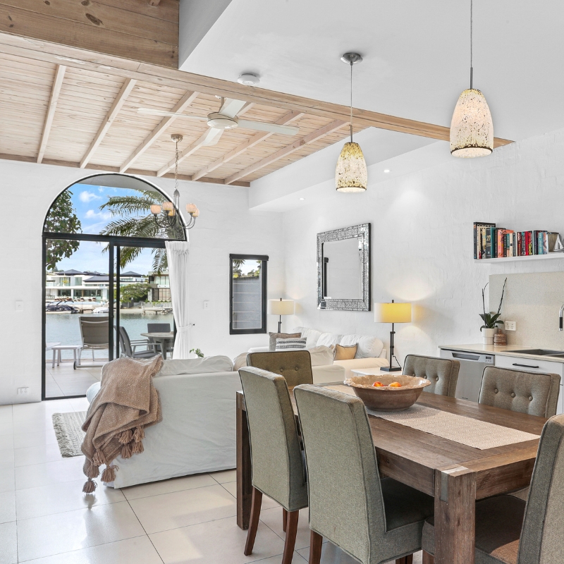 6/6 peza court living area